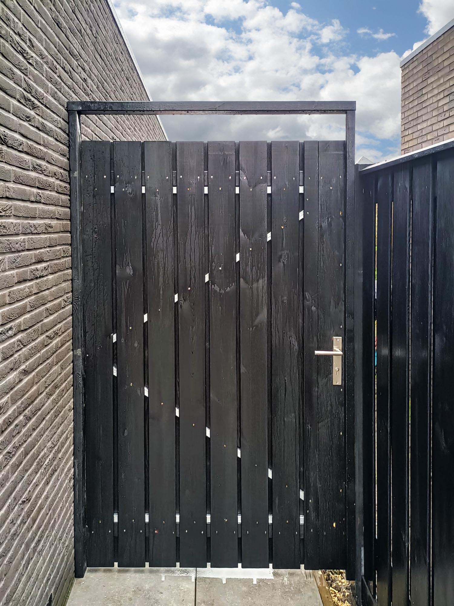 Enkele houten tuinpoorten
