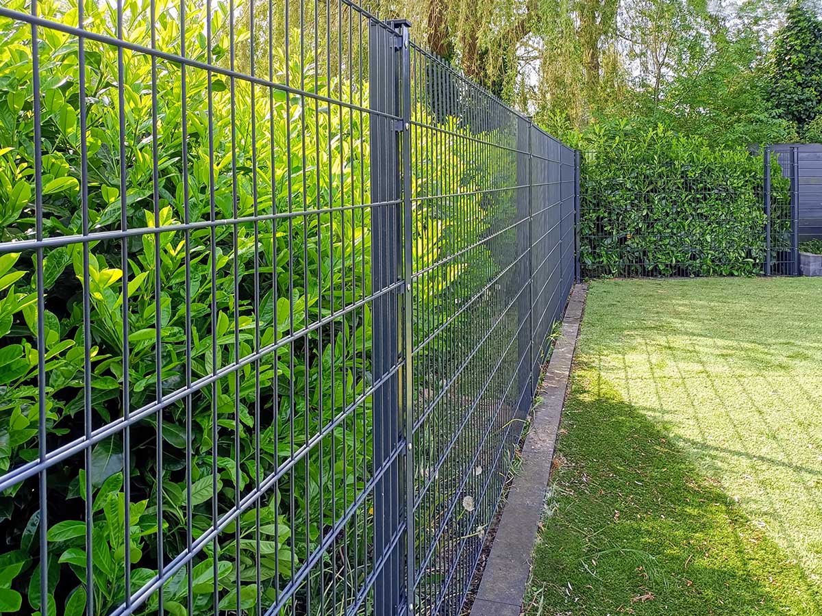 Dubbelstaafmatten met multipalen met afdeklijst