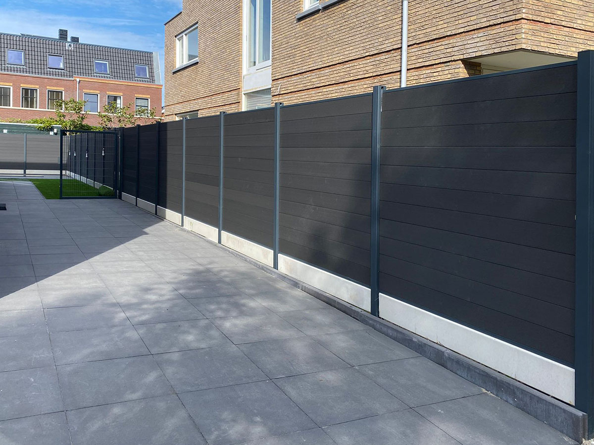 Composiet schutting met bijpassende poort