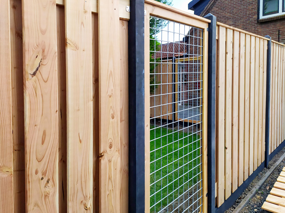 Douglas hout beton schutting met gaaspanelen