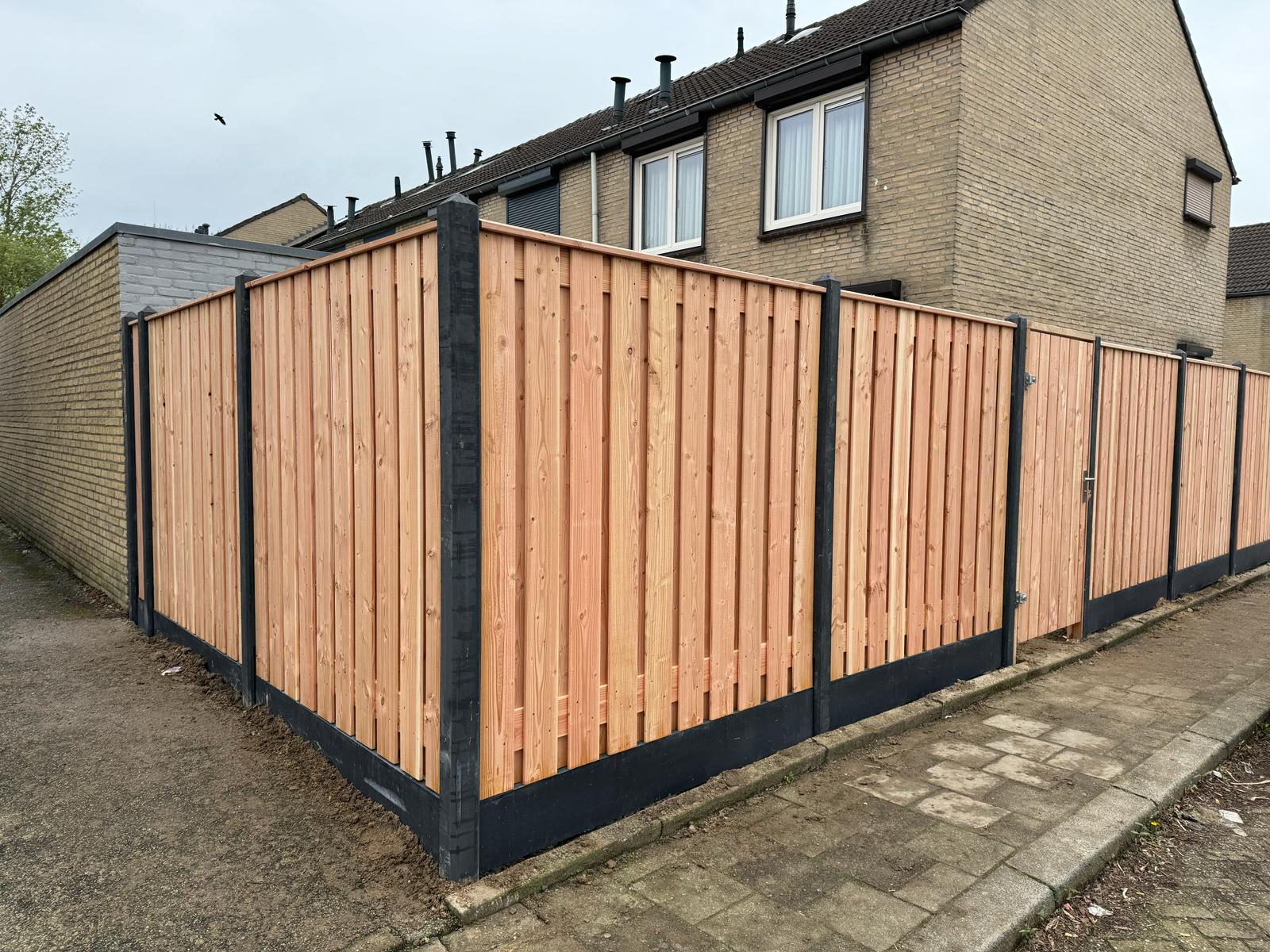 Warme douglas hout beton schutting