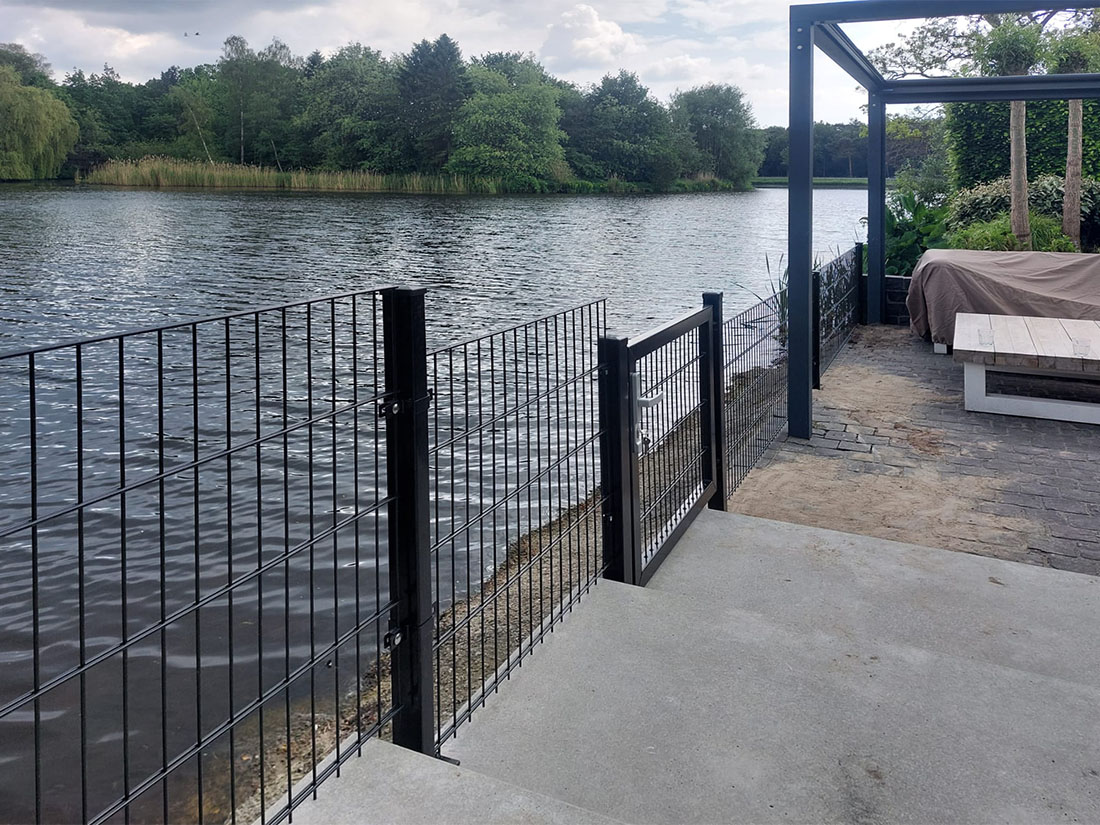 Dubbelstaafmat hekwerk aan het water
