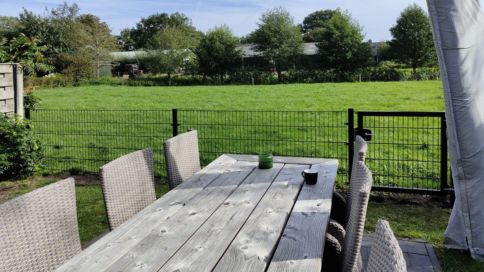 Dubbelstaafmat hekwerk met enkele tuinpoort in Maartensdijk