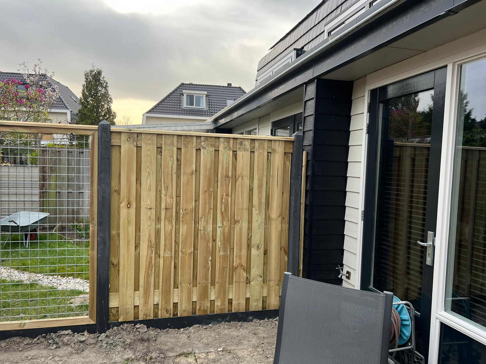 Grenen hout beton schutting met gaaspanelen