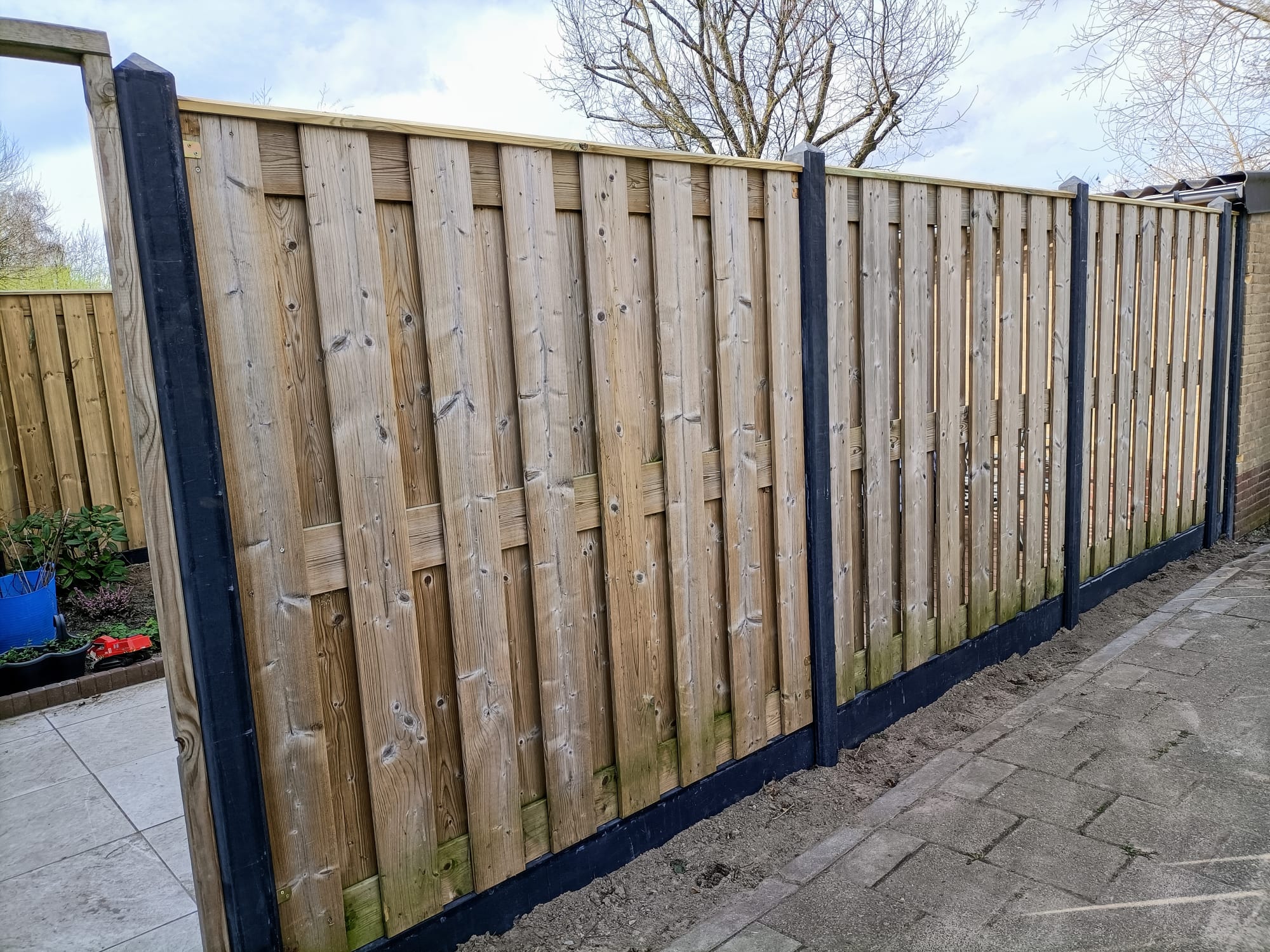 Grenen hout beton schutting met antraciet palen