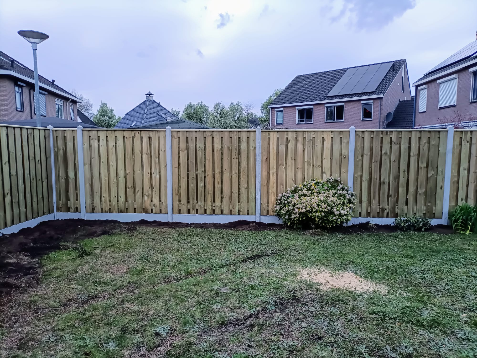 Grenen hout beton schutting met grijze palen