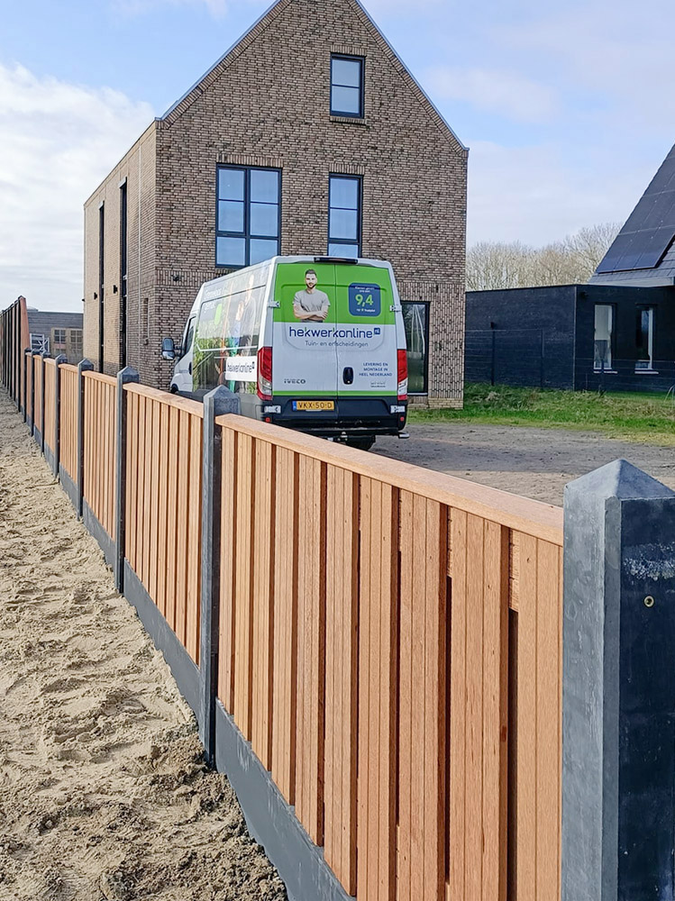 Hardhout beton schutting met verloop