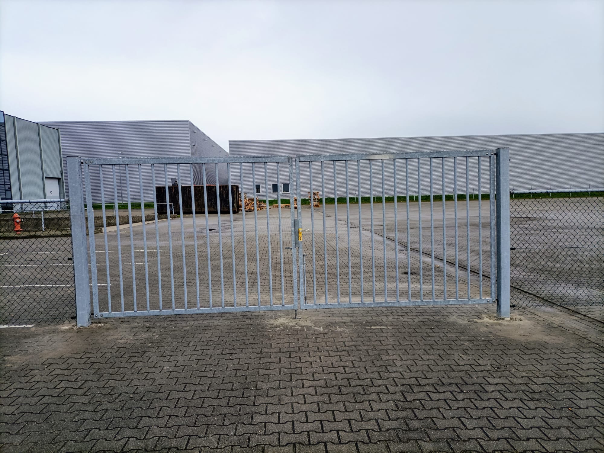 Spijlenpoort met harmonicagaas