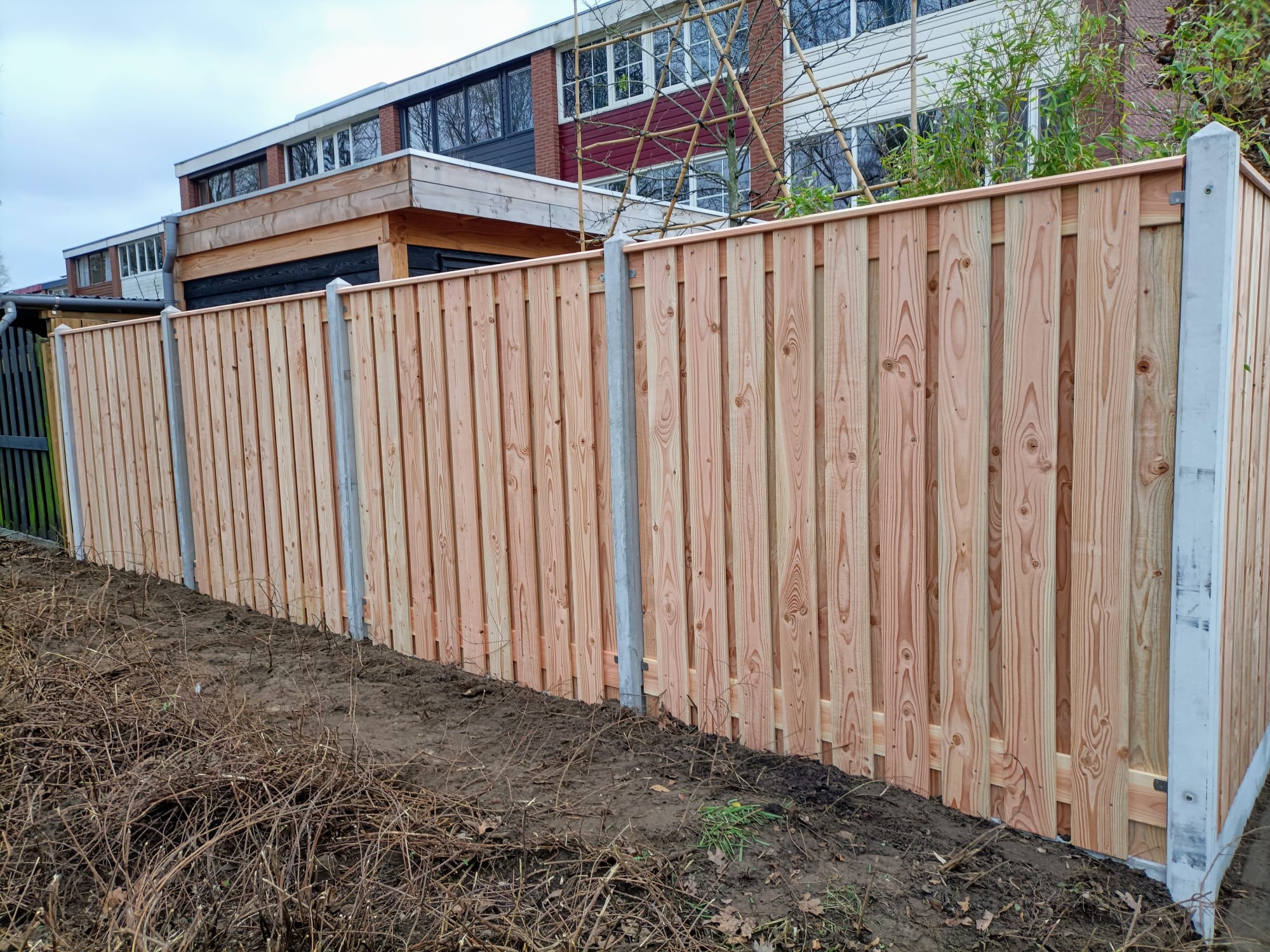 Douglas hout beton schutting met grijze palen