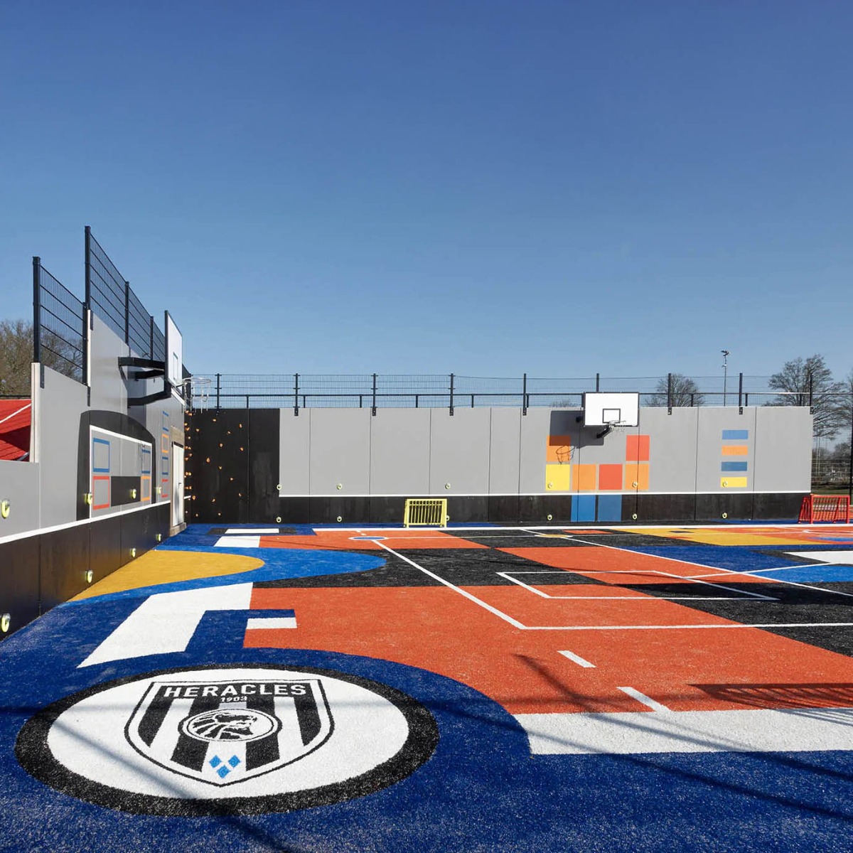 Hekwerk op keerwanden voor de nieuwe Performance Strook van Heracles Almelo