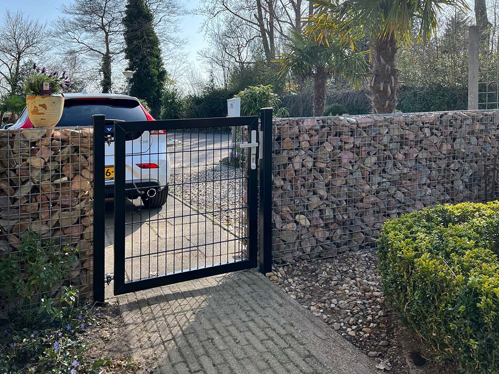 Steenkorven met dubbelstaafmat poort