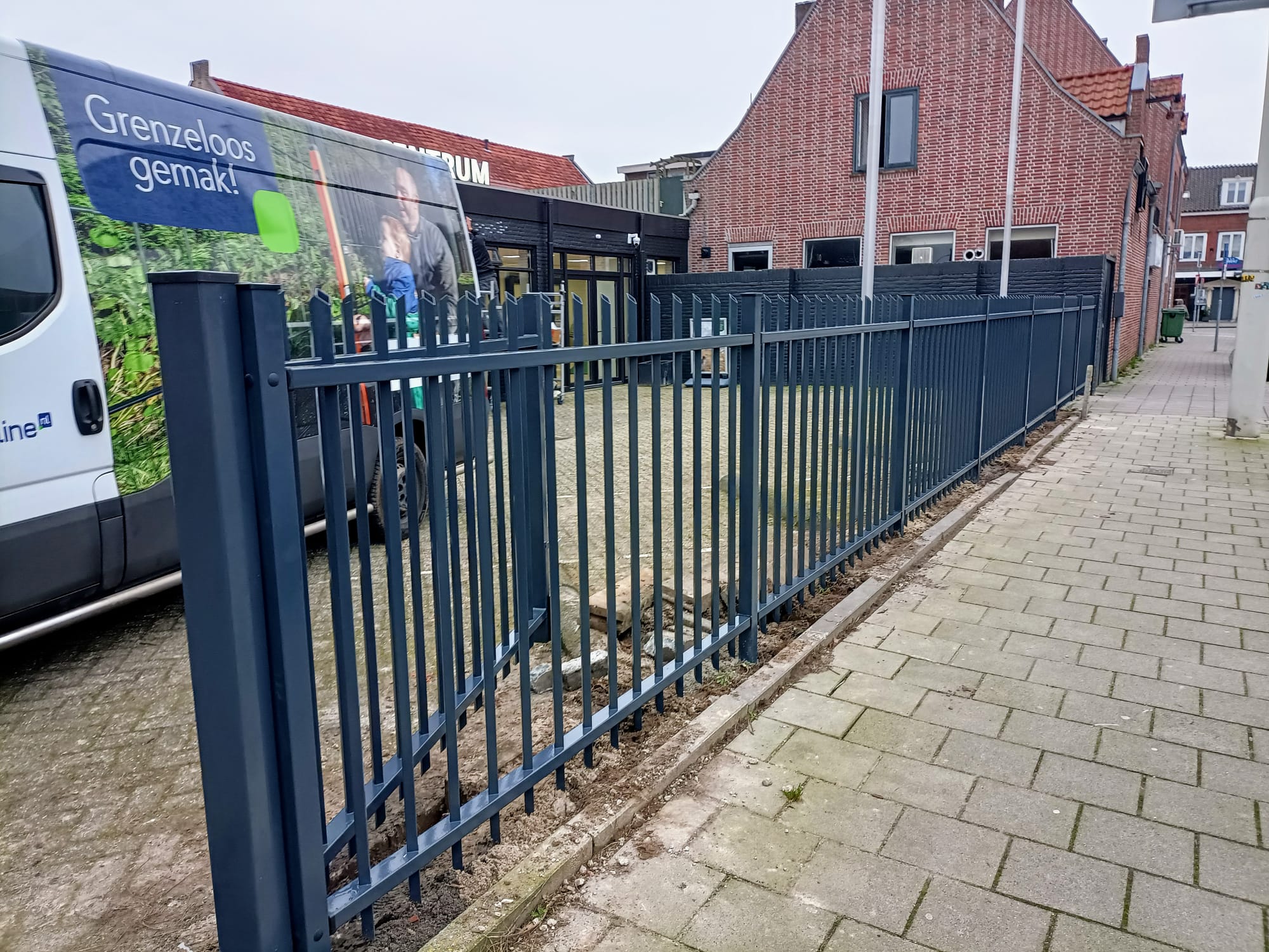 Vierkante spijlenhekwerk met poort