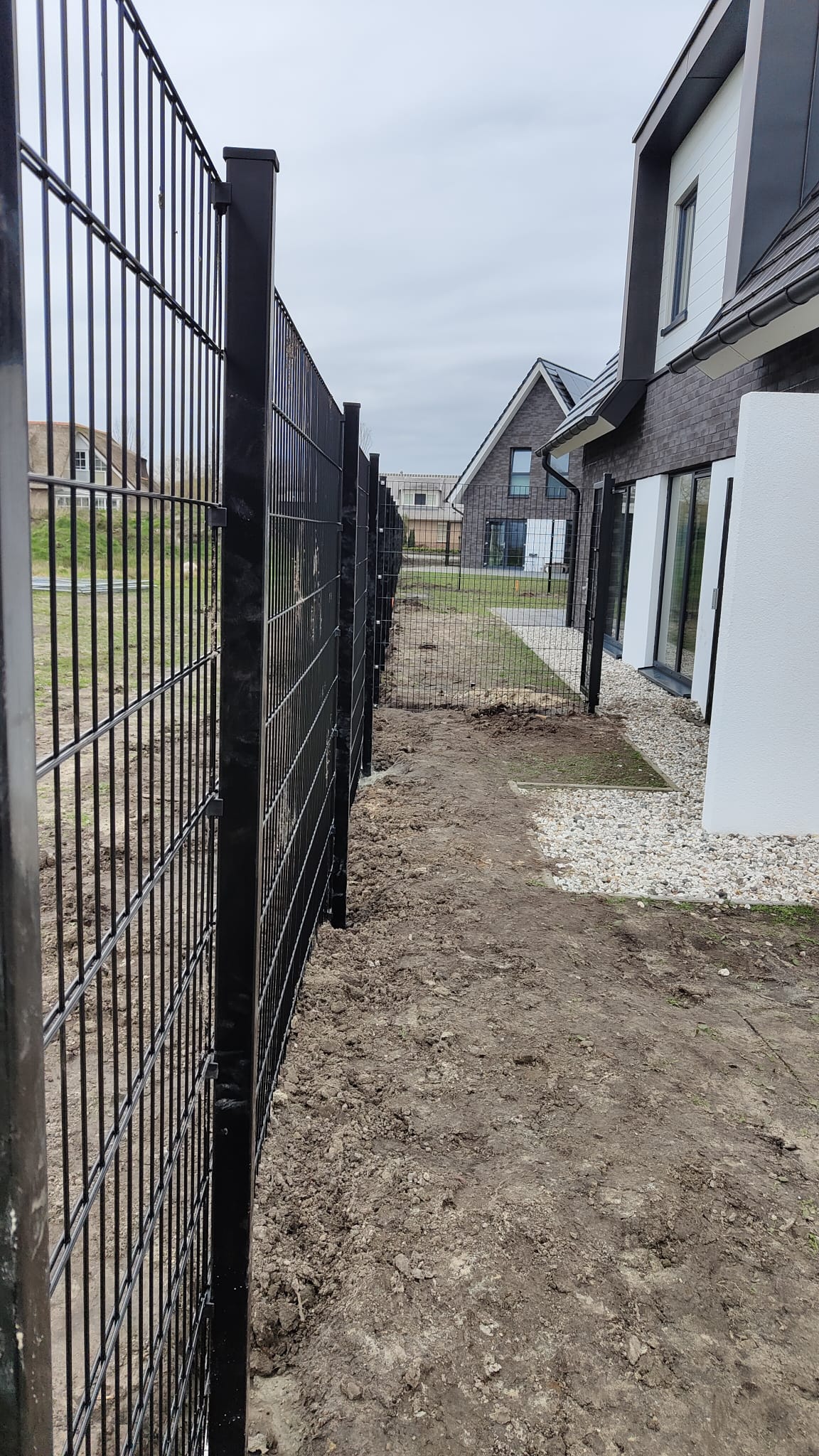 Dubbelstaafmat hekwerk om vrijstaand huis