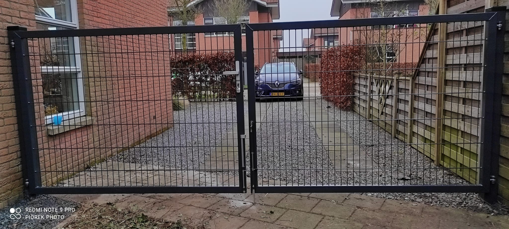 Dubbele Premium poort met grondgrendels