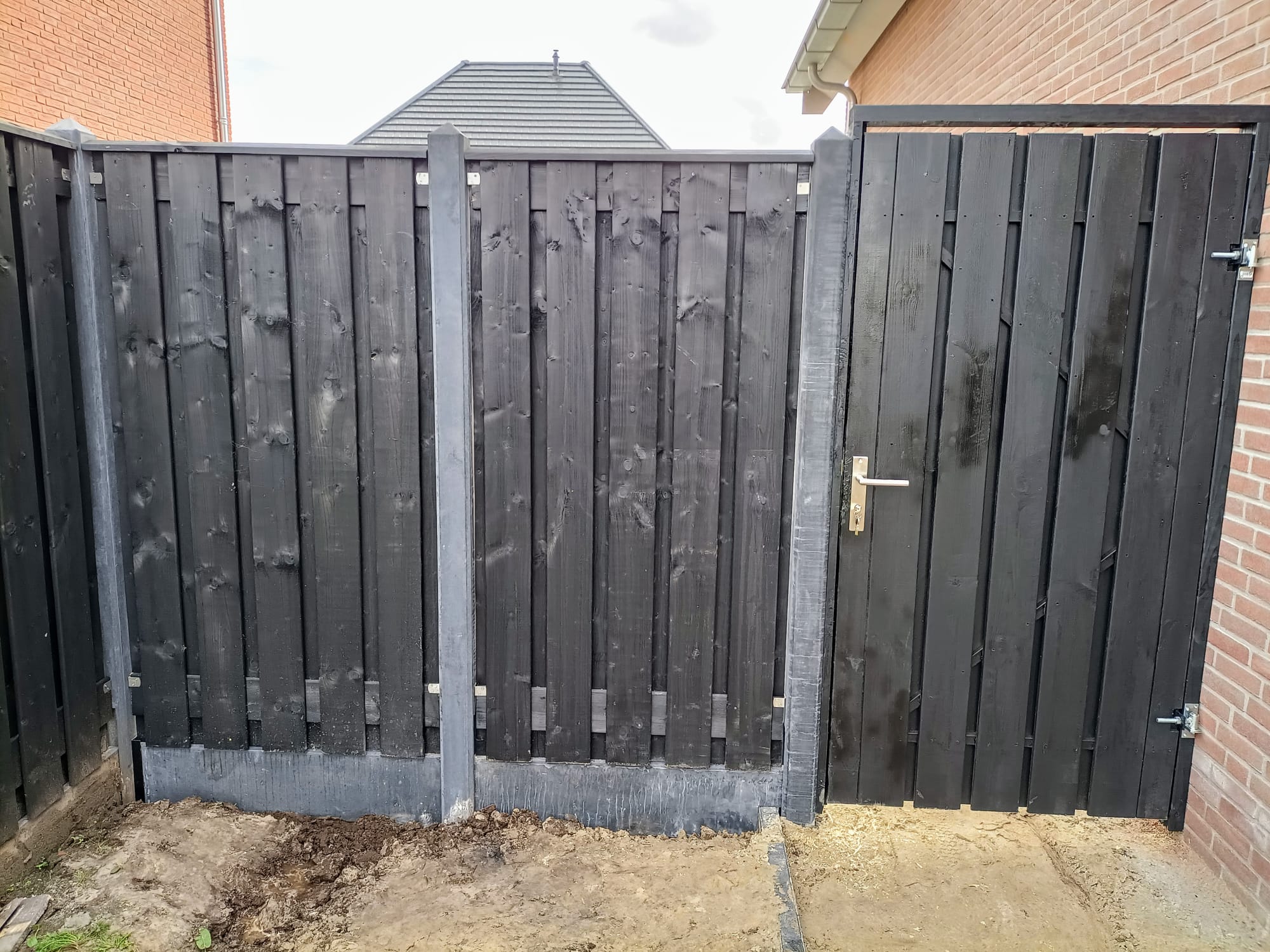Zwarte hout beton schutting